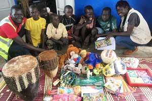 支給した遊具と子どもたち（ウガンダ）/ ©プラン・インターナショナル 
