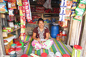 ビジネスの基礎を学び、食品の小売業を始めた女性 / ©プラン・インターナショナル