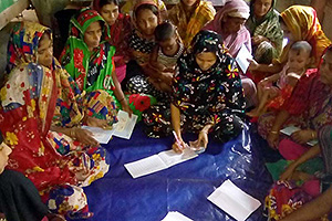 預金をするために集まった女性たち / ©プラン・インターナショナル