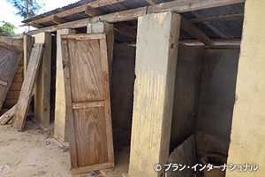 写真：事業開始前の学校トイレの状態