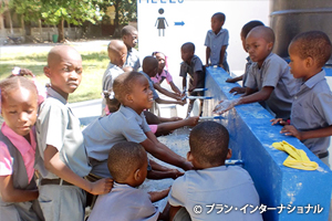 写真：手洗いを楽しむ生徒たち