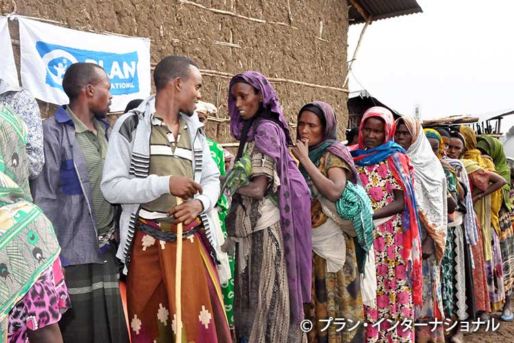 写真：種子をもらうために並ぶアシュワディさん（エチオピア）（写真中央）
