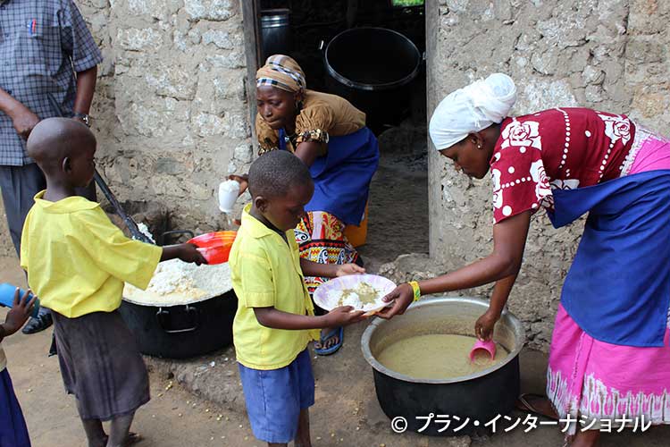 写真：給食を受け取る子ども（ケニア）