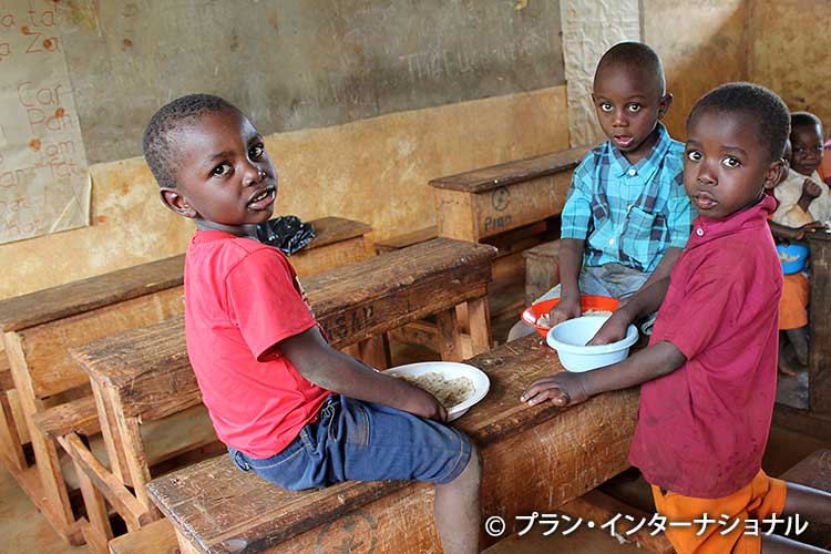 写真：教室で友だちと一緒に元気に食べます（ケニア）
