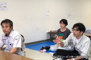 写真：意見交換をする熊本市職員（右側の男性と女性）