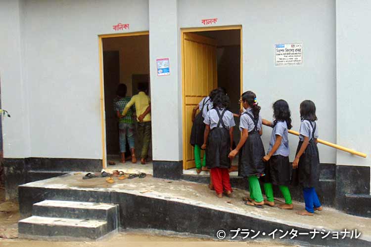 写真：トイレのない学校に新設されたスロープつきの男女別トイレ