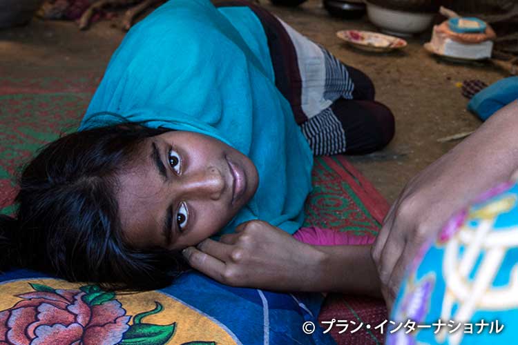 写真：疲れて横になるアスマさん（16歳）