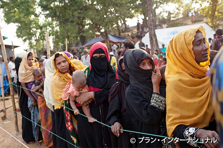 写真：衛生用品キットの支給を待つ女性たちの列