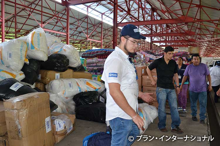 写真：支援物資の準備をする職員たち