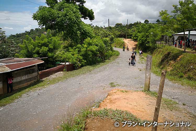 写真：未舗装の山道が通学路
