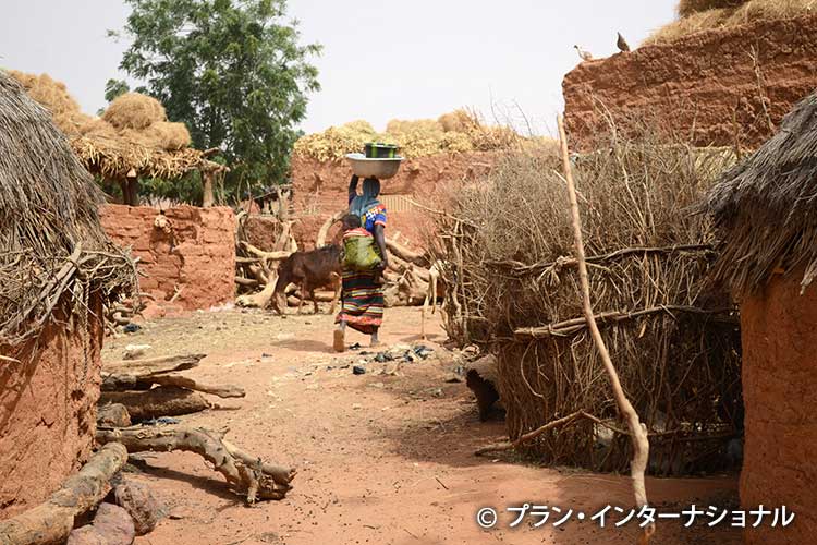 写真：村の中を行く女性