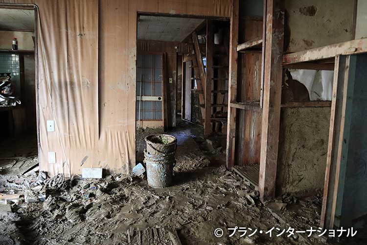 写真：住居に押し寄せた大量の土砂