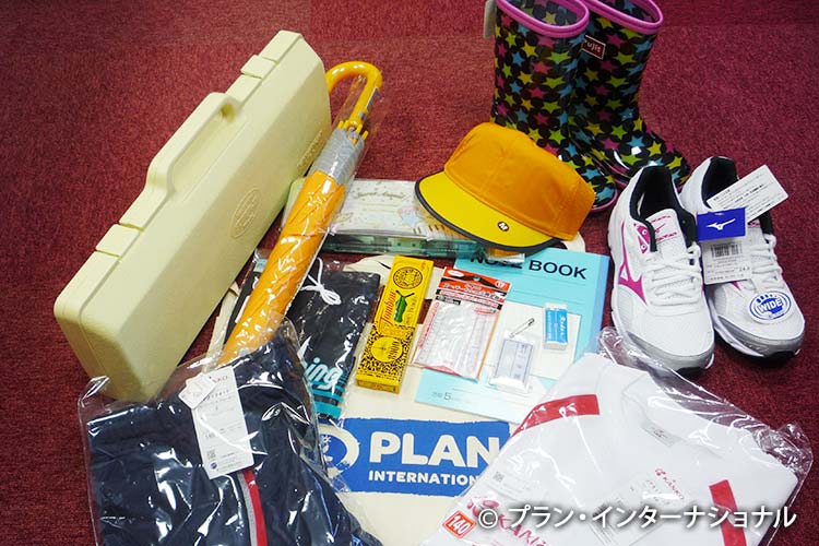 写真:支給した学用品の一例
