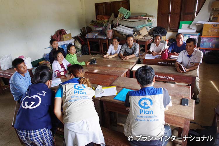 写真：被災した学校の教師や住民とのミーティング