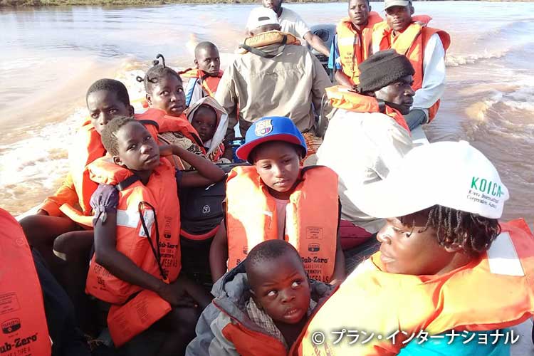 写真：ボートで救出された子どもたち