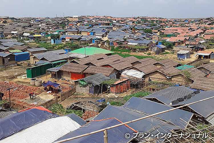 写真：家が密集するロヒンギャ難民キャンプの様子（バングラデシュ）