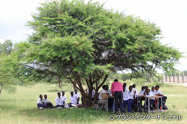 写真：教室不足による野外教室は天候に左右される（ジンバブエ）