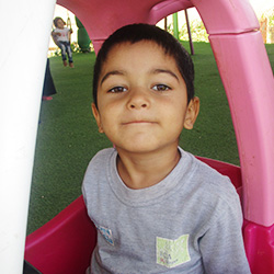 写真：モハンマドさん、5歳、就学前センターに通う男の子