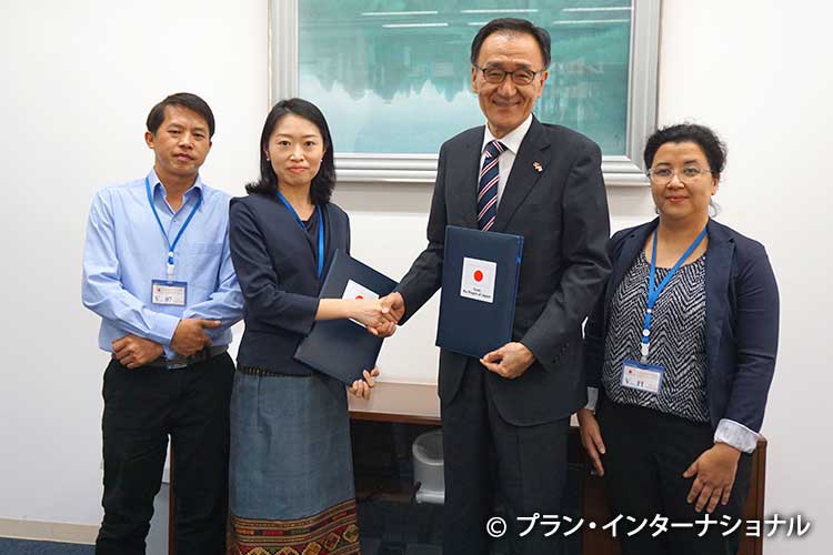 写真：竹若大使（右から2人目）と鈴村職員（左から2人目）
