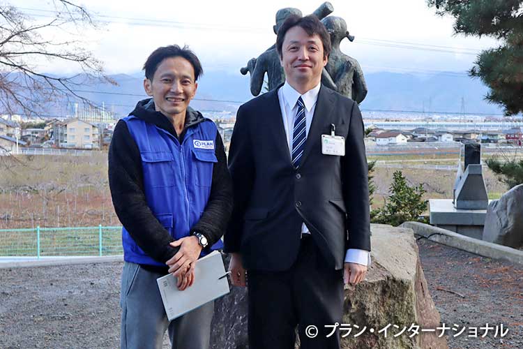 写真：プラン職員と長野市教育委員会の直江さん（右）
