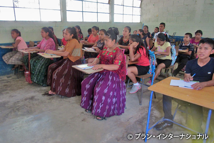 写真：プロジェクトで開校した中学校。通学をためらっていた女の子たちが通う