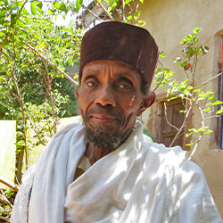 写真：ゼリフンさん、70歳、シェベディーノ郡のエチオピア正教指導者