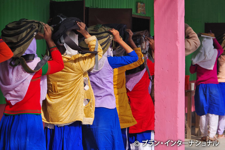 写真：学校での避難訓練に参加する女の子たち