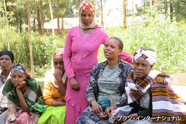 写真：地域集会でFGMについて意見を述べる女性