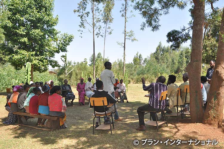 写真：FGMについて話す村の集会は何度も開催され、多くの議論があった