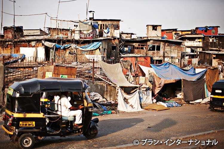 写真:プロジェクト対象地のムンバイ市、スラムの様子
