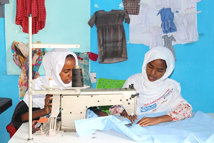 職業訓練で裁縫を学ぶ女の子たち（スーダン） / ©プラン・インターナショナル