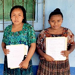 写真：ラウラさん、14歳、対象コミュニティの生徒（右から2人目）