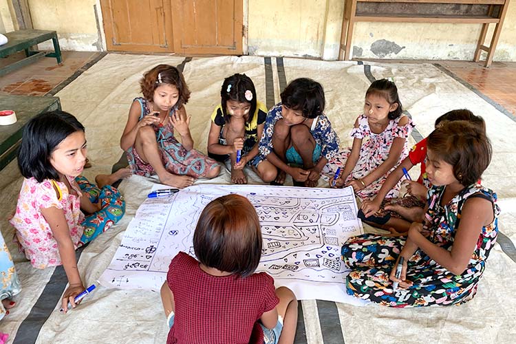 村内の危険エリアについて話し合う子どもたち（ミャンマー） / ©プラン・インターナショナル