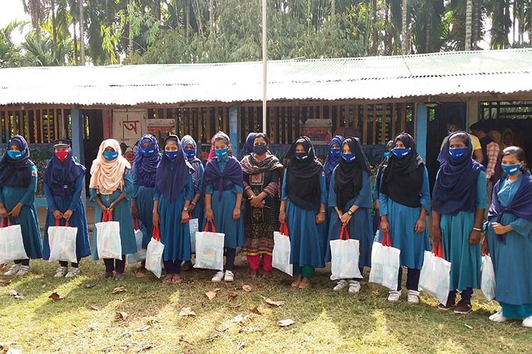 衛生用品を受け取ったホストコミュニティの女の子たち（バングラデシュ） / ©プラン・インターナショナル