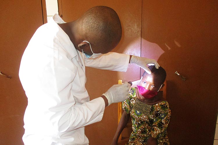 眼の検査を受ける女の子 / ©プラン・インターナショナル
