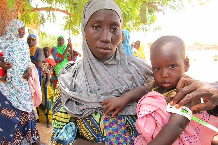 健診を受診する母親と子ども / ©プラン・インターナショナル