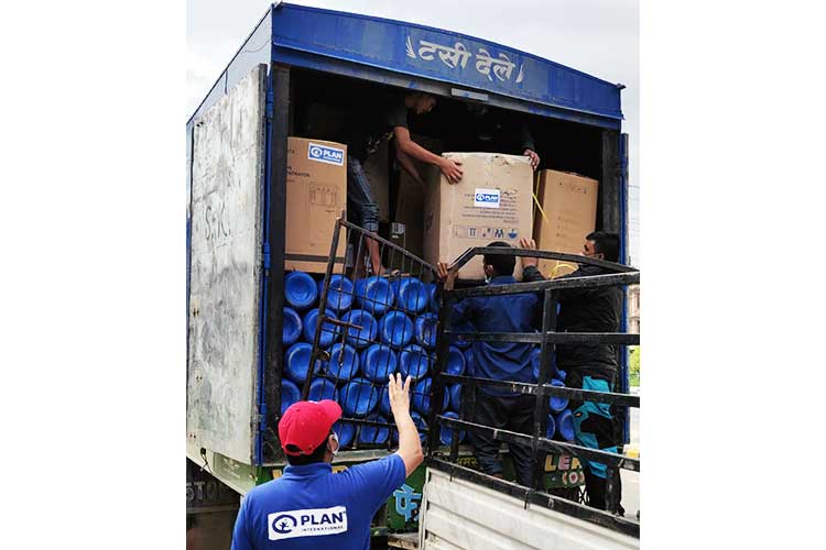酸素圧縮機や酸素ボンベを病院に搬入（ネパール） / ©プラン・インターナショナル