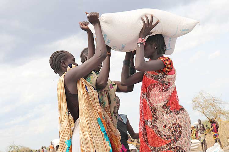 食料支援を受け取る女性たち（南スーダン） / ©プラン・インターナショナル