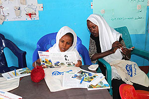 FGMの弊害やジェンダー平等を学ぶための冊子を支給（スーダン） / ©プラン・インターナショナル