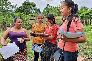 家庭訪問を通じてジェンダー平等の啓発に取り組む女の子たち / ©プラン・インターナショナル