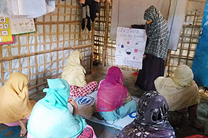 難民キャンプ内の識字教育クラス（バングラデシュ） / ©プラン・インターナショナル