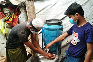 クラスに参加する前に手を洗う若者（バングラデシュ） / ©プラン・インターナショナル