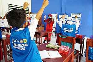 手洗いの重要性を学ぶ子どもたち（インドネシア） / ©プラン・インターナショナル