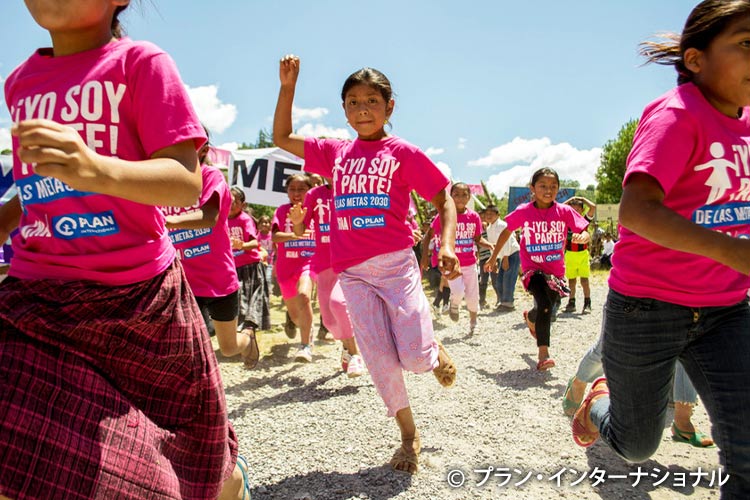 マラソン大会に参加する女の子たち（グアテマラ）