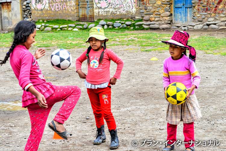 写真：サッカーを楽しむ女の子たち（ペルー）