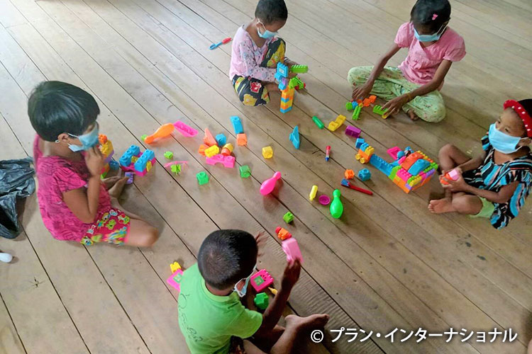 写真：「子どもひろば」で遊ぶ子どもたち