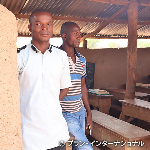 写真：ボランティア教師のミボーカイさん（左）