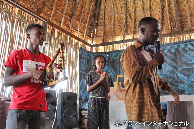 写真：民族音楽を楽しむ若者たち　