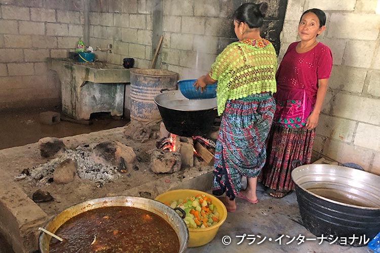 写真：調理を担当する女性たち