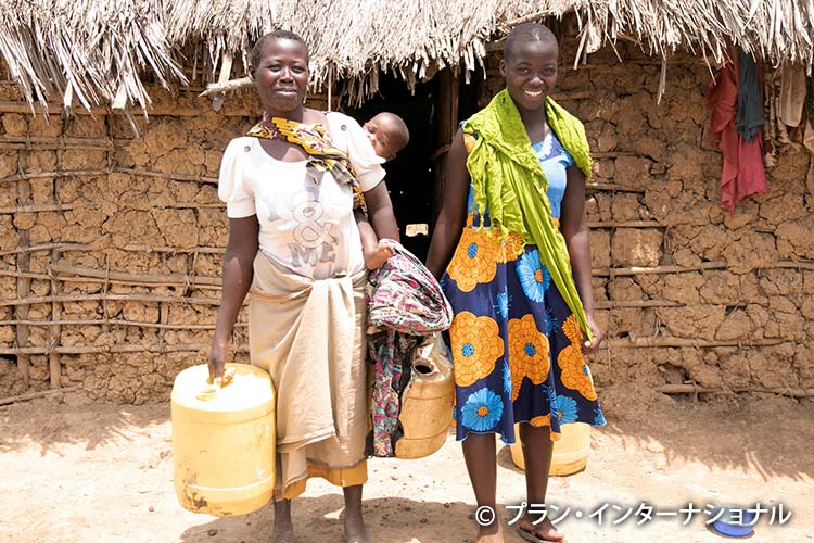 写真：水汲みと食料確保は女の子と女性の仕事（ケニア）